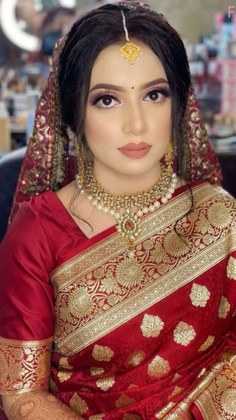 Reception Makeup Indian Bride Saree, Marathi Bride Reception Look, Reception Red Saree For Bride, Makeup For Red Saree, Red Saree Makeup Look, Red Saree Bride, Garhwali Bride, Reception Look Bride Indian, Bengali Bride Reception Look