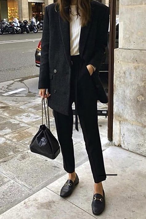 Black Loafers Outfit Office, Black Business Casual Shoes Women, Suit With Loafers Woman, Business Modern Outfit, Business Loafers Outfit, Buckle Loafers Outfit, Gucci Mocassin Outfit, Loafers And Trousers Outfit, Modern Office Outfit