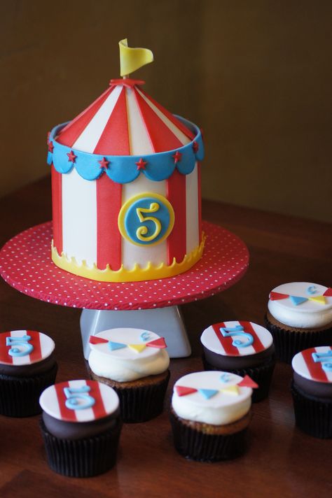 Circus tent birthday smash cake with matching cupcakes #circuscakes Carnival Themed Cakes, Carnival Birthday Cakes, Cake With Matching Cupcakes, Circus Birthday Cake, Circus Theme Cakes, Carnival Cupcakes, Circus Cakes, Carnival Cakes, Circus Cake