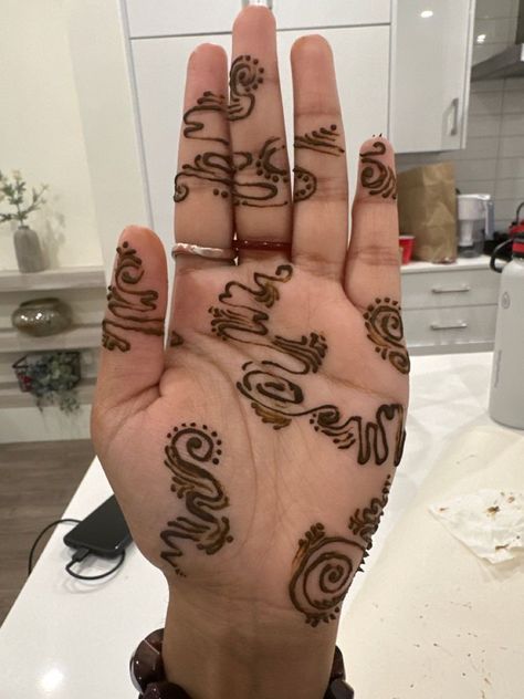 Henna Designs Non Traditional, Henna Dot Design, Swirly Henna Designs, Funky Henna Designs, Fairy Henna Designs, Cool Henna Designs Aesthetic, Henna Inspo Aesthetic, Henna Designs Stars, Summer Henna Ideas