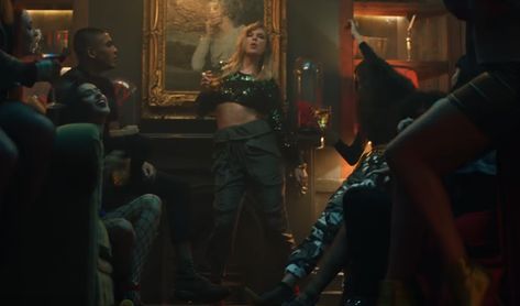 Taylor Swift's Outfits In "End Game" Threw Massive Shade & Here Are All The Hidden Meanings End Game Music Video, Taylor Swift End Game, Taylor Swift Music Videos, Swift Outfits, Medieval Princess, New Dance, End Game, Taylor Swift Music, Statement Fashion