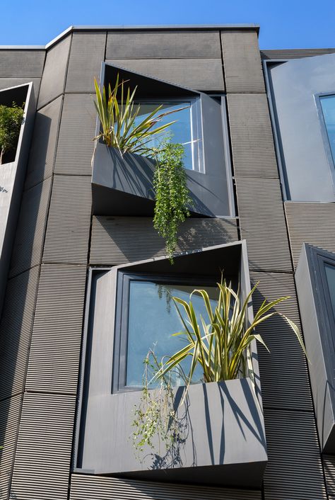 Double Facade Design, Modern Facade Apartment, Exterior Window Design, Modern Apartment Building Exterior, Modern Windows Design, Apartment Building Architecture, Apartment Building Design, Building Exterior Design, Apartment Building Exterior