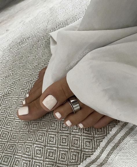 Pedicure Ideas 2023 Summer, Pedicure Ideas Summer 2023, Summer Feet Nails, Summer Toe Nails 2023, Pedicure Gel Ideas, Summer Toes 2023, Feet Nails Color, Feet Nails Ideas, Classy Pedicure Ideas