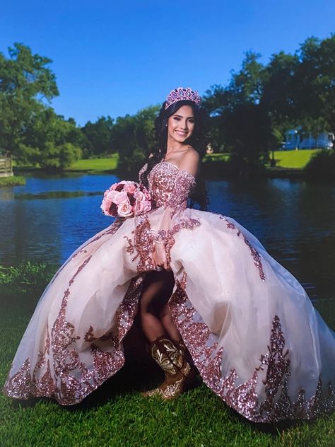 Gold Quinceanera Dresses Mexican, Rose Gold Quince Dress, Mexico Outfit Ideas, Prom Dress Pretty, Quince Picture Ideas, Rose Gold Quinceanera Dresses, Pink Quinceanera Dress, Royal Blue Ball Gown, Quince Photoshoot Ideas