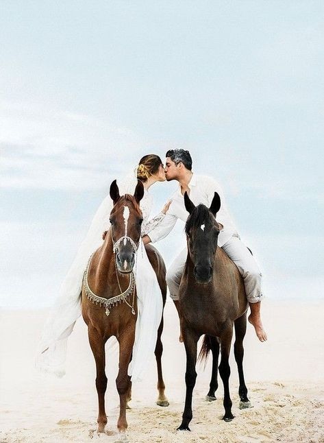 Horse Wedding Photos, Country Couple Pictures, Horse Photography Poses, Cool Bride, Dress Tips, Horse Wedding, Beautiful Beach Wedding, Moroccan Wedding, Wedding Pets