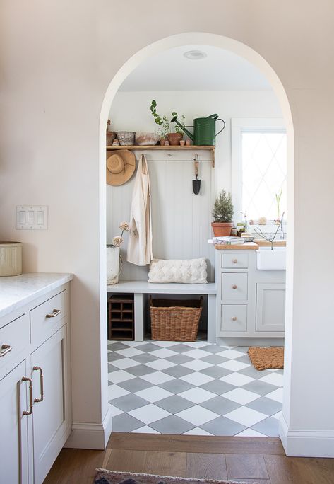 Bungalow Makeover, Cottage Style Decorating, Spanish Bungalow, Kitchen Floors, Cottages And Bungalows, European Farmhouse, Cottage Style Decor, Room Tiles, Modern Cottage