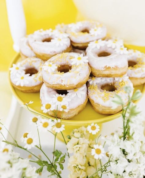 Donuts Display, Bee Themed Birthday, First Bee Day, Bee Themed Birthday Party, Yellow Birthday Parties, Rodjendanske Torte, First Birthday Party Ideas, Flower Birthday Party, Bee Birthday Party