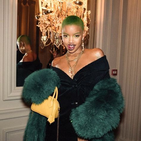 Slick Woods, Short Green Hair, Buzzcut Girl, Eleven Paris, Stella Maxwell, Bald Women, Dull Hair, Hair Crush, Irina Shayk