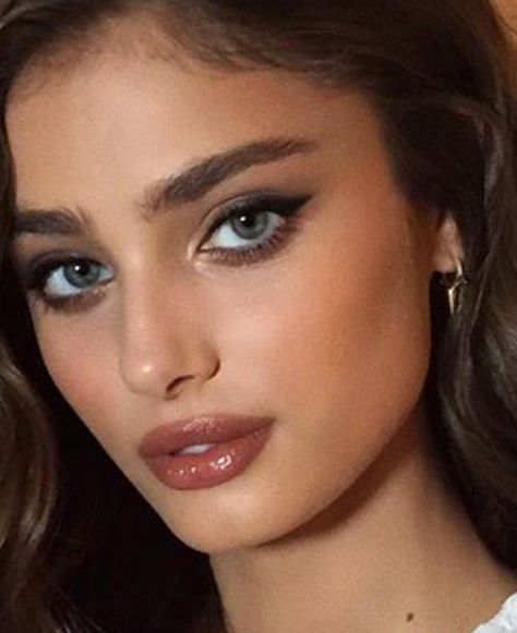 Taylor Hill Taylor Hill Eyeliner, Blue Make Up Tutorial, Taylor Hill Makeup Tutorial, Taylor Hill Aesthetic, Taylor Hill Makeup, Taylor Hill Outfits, J Makeup, Pale Makeup, Expensive Makeup