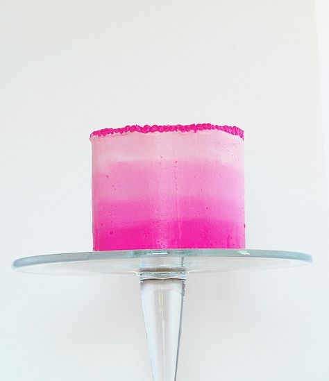 Heather's Sweets and Treats: Pink Ombre Cake. With instructions on ombre with buttercream frosting Pink 40th Birthday Cake, Hot Pink Cake, Hot Pink Cakes, Pink Ombre Cake, 40th Birthday Cake, Teen Cakes, Birthday Cakes For Teens, Pink Frosting, Girl Cupcakes