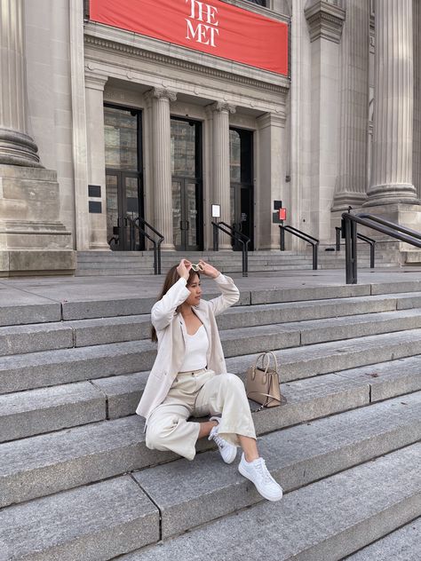 Met Steps Aesthetic, New York Museum Outfit, Met Stairs Nyc, Met Museum Nyc Outfit, Vision 2024, Gossip Girl Aesthetic, Museums In Nyc, Outfits Nyc, Aesthetic Poses