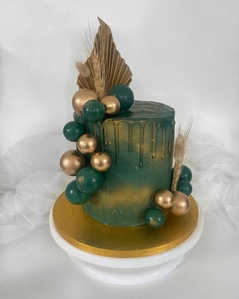 Cake Maker in Kent & Essex on Instagram: "Green & Gold is a new fave colour combo ⭐️🌲" Dark Green Cake, Green And Gold Cake, Green Birthday Cakes, Golden Cake, Gold Birthday Cake, Thanksgiving Cakes, Green Cake, Gold Cake, Golden Birthday