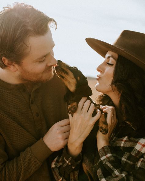 Couple kissing dachshund puppy and licking their face. Engagement photos. Engagement Photos With Dachshund, Couples Photoshoot With Dog, Pets Photoshoot, Fall Season Pictures, Photography With Dogs, Portraits With Dogs, Penny Girl, Family Dog Photos, Aesthetic Engagement Photos