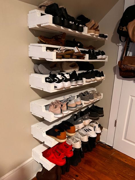 Pallet shoe holder Shoe Rack From Pallets Diy Ideas, Pallet Shoe Rack Diy, Pallet Shoe Rack Closet, Townhome Upgrades, Pallet Projects Shoe Rack, Pallet Wood Shoe Rack Diy Projects, Wooden Pallet Shoe Rack, Wood Pallet Shoe Rack, Homemade Shoe Rack