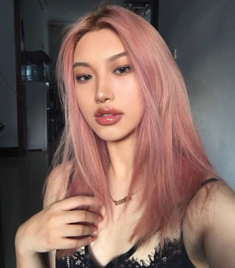 Tiktok Hairstyle, Pink Hair Highlights, Light Pink Hair, Pink Blonde Hair, Pink Hair Dye, Beige Hair, Hair Color Streaks, Lilac Hair, Anime Demon Slayer