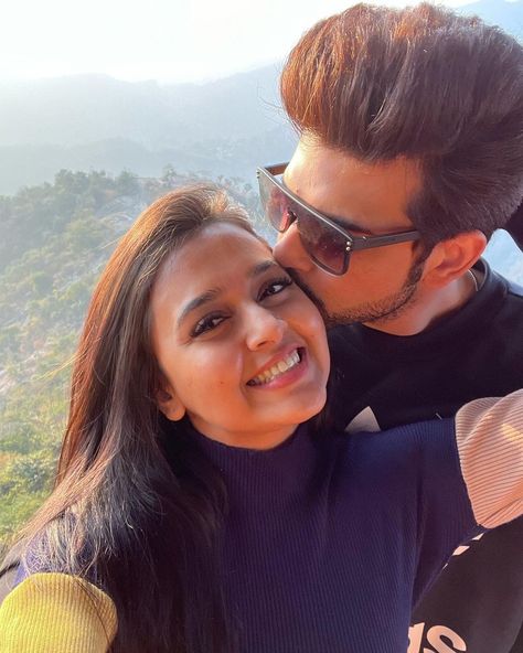 Tejaswi Prakash And Karan Kundra, Karan Kundra, Tejasswi Prakash, Tejaswi Prakash, Black Attire, Cute Celebrities, Bollywood News, Cute Couple Pictures, White Sweatshirt