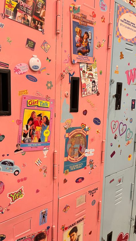 Highschool Locker, Aesthetic Locker Decor, Highschool Design, High School Posters, School Locker Decorations, High School Lockers, Travel Brochure Design, Old School Aesthetic, Locker Designs