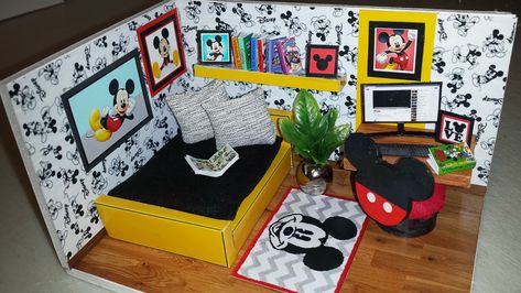 Do it yourself Miniature Mickey Mouse Room. Includes Bed, Computer, Chair, Books, etc. Link to Printable: http://beingcreativewithlena.blogspot.ca/2018/04/miniature-mickey-mouse-room-printable.html Disney Diorama Diy, Disney Dollhouse, Mickey Mouse Room, Gingerbread Dolls, Mickey Mouse Doll, Dollhouse Makeover, Paper Dollhouse, Barbie Dollhouse, Dollhouse Design