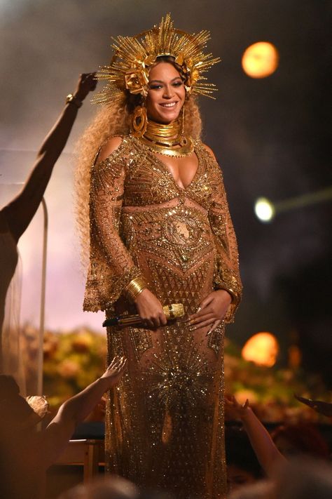 Beyoncé Beyonce 2017 Grammys, Grammys 2017, Girly Blouse, King B, Beyonce Outfits, Beyonce Style, Pregnant Halloween, Maxi Outfits, Beyonce And Jay Z