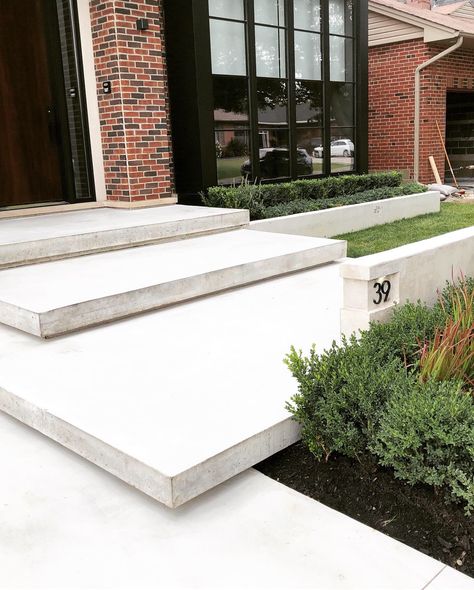 Limestone Front Steps, Floating Steps, Front Porch Stairs, Limestone Patio, Paver Steps, Lawn Ideas, Renovation Exterior, Porch Stairs, Concrete Deck