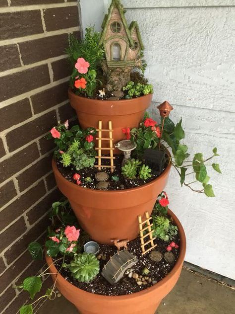 fairy gardens Tiny Backyard, Kaktus Dan Sukulen, Fairy Garden Pots, Indoor Fairy Gardens, Simple Garden, Flower Tower, Fairy Garden Designs, Fairy Garden Crafts, Faeries Gardens