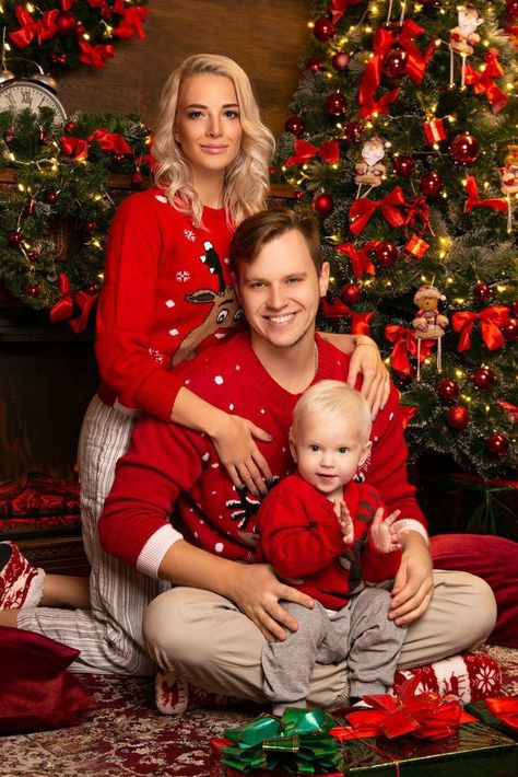 Shooting Photo Famille, Diy Christmas Photoshoot, Winter Family Photoshoot, Christmas Photography Family, Baby Christmas Photography, Christmas Baby Pictures, Christmas Poses, Christmas Family Photoshoot, Family Christmas Outfits