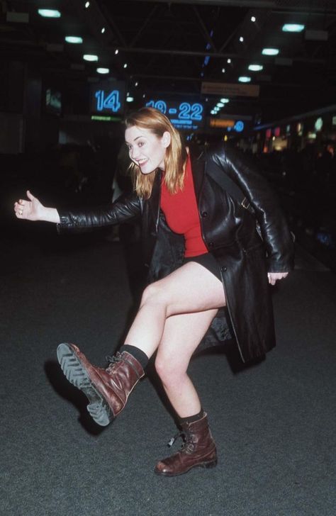 The actress Kate Winslet wearing brown combat boots at Heathrow airport in 1998. #fallboots #tbt Kate Winslet 90s Outfit, 90s Combat Boots, Kate Winslet Style 90s, Kate Winslet Street Style, 90s Kate Winslet, Brown Boots Outfit Women, Kate Winslet Outfits, Kate Winslet 90s, Combat Boots Woman