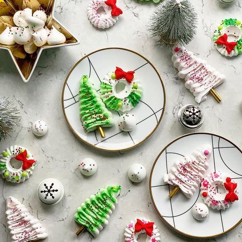 Christmas Meringue, Meringue Pops, Meringue Cupcakes, Girl Shower, Meringue, Sprinkles, Sugar Cookie, Christmas Tree, Baby Shower