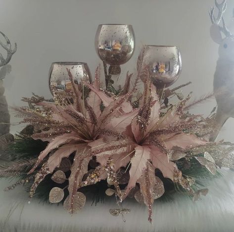 Christmas Decor Ideas Rose Gold, Pink Christmas Table Decorations Centerpiece, Rose Gold Christmas Centerpieces, Pink Christmas Floral Arrangements, Christmas Decor Ideas 2022 Trends, Rose Gold Christmas Tree Floral, Christmas Flower Decorations, Xmas Centerpieces, Fancy Christmas Ornaments