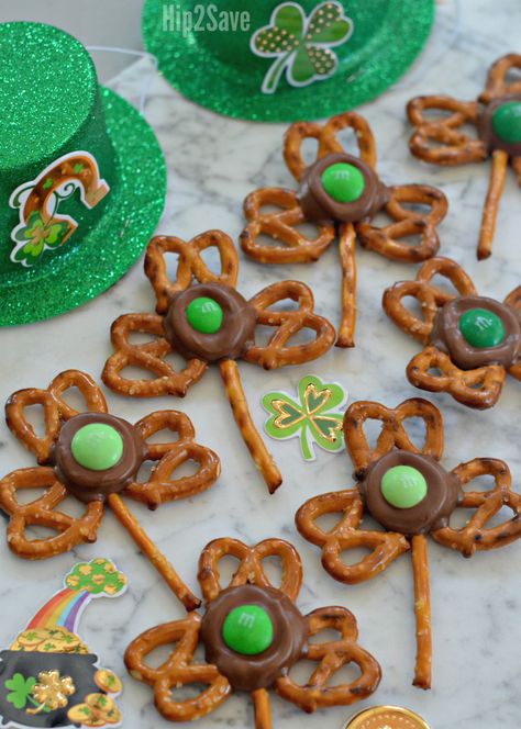 You’ll need just four easy ingredients and a few minutes to make these ADORABLE Shamrock Pretzel Treats perfect for celebrating St. Patrick’s Day! Shamrock Pretzel Pops, Shamrock Pretzels, Pretzel Pops, St Patrick's Day Appetizers, St Patricks Food, St Patrick Day Snacks, Sant Patrick, Oreo Treats, Pretzel Treats