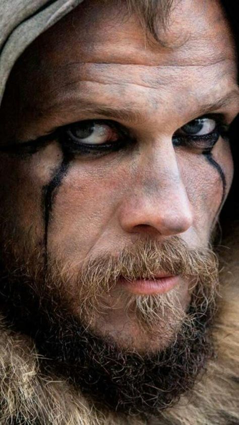 Floki: hubby's favorite character! :) Floki Vikings Makeup, Viking Eye Makeup Men, Viking Eyeliner, Viking Eye Makeup, Viking Makeup Men, Bout Makeup, Vikings Floki, Viking Face Paint, Warrior Makeup