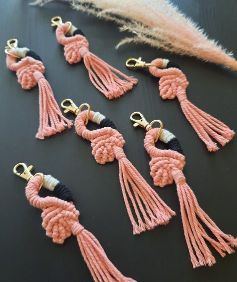 Macrame Cute Things, Crochet Flamingo Keychain, Macrame Things To Make, Macrame Keychain Ideas, Macrame Bag Charm, Flamingo Macrame, Macrame Keychain Diy, Macrame Key Chains, Small Macrame Projects