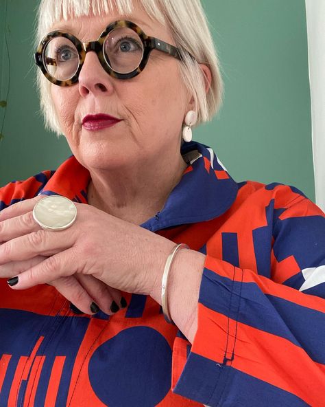 Advanced Style Aging Gracefully, Ageless Style Over 70, Wardrobe Sudoku, Helen Johnson, Women In Their 50s, Grey Hair And Glasses, Quirky Dress, Styling Jordans, Comfortable In Your Own Skin