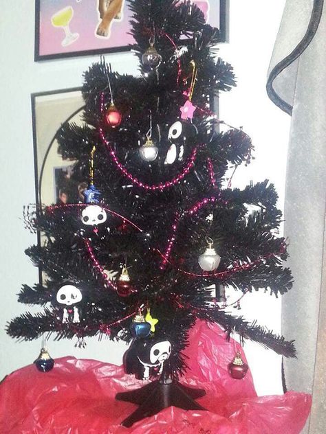 Punk Christmas Aesthetic, Emo Christmas Tree, Emo Christmas Aesthetic, Goth Christmas Aesthetic, Goth Christmas Tree, Emo Christmas, Christmas Goth, Alt Summer, Goth Christmas