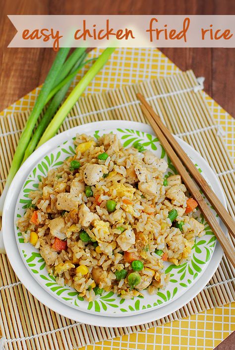 Easy Chicken Fried Rice is cheaper than take out, and much healthier too! #dinner Macncheese Recipe, Easy Chicken Fried Rice, Chicken Fried Rice Easy, Cardio Diet, Chinese Foods, Arroz Frito, Enjoy Your Meal, Yummy Meals, Iowa Girl Eats