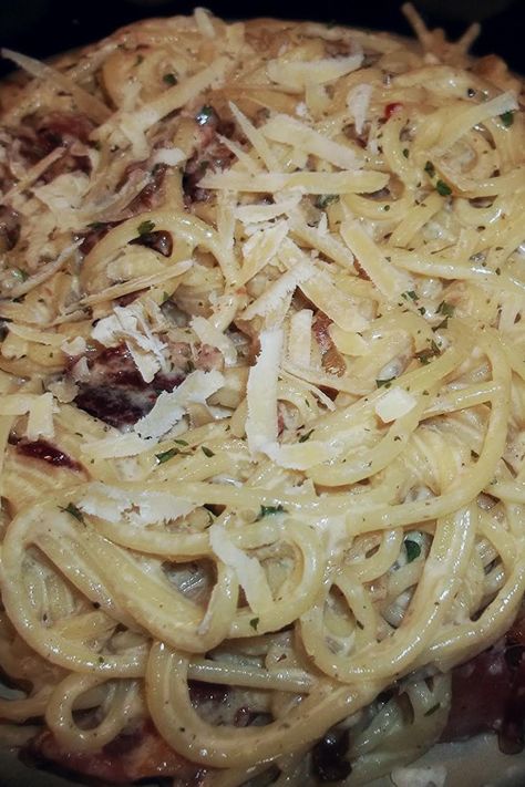 Creamy Bacon Pasta Carbonara Creamy Bacon Pasta, Bacon Spaghetti, Pasta Carbonara Recipe, Pasta Carbonara, Bacon Pasta, Carbonara Pasta, Pasta Dinner Recipes, White Sauce, Cheese Soup