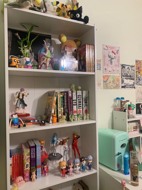 Cute room•Anime figures•Manga•Posters•Shelf Ideas Shelf Room Inspiration, Nendoroid Shelf, Manga And Figure Shelf, Cute Room Anime, Cute Bookshelf Aesthetic, Shelf Ideas Aesthetic, Anime Shelf Ideas, Repisas Aesthetic, Desk Shelf Ideas