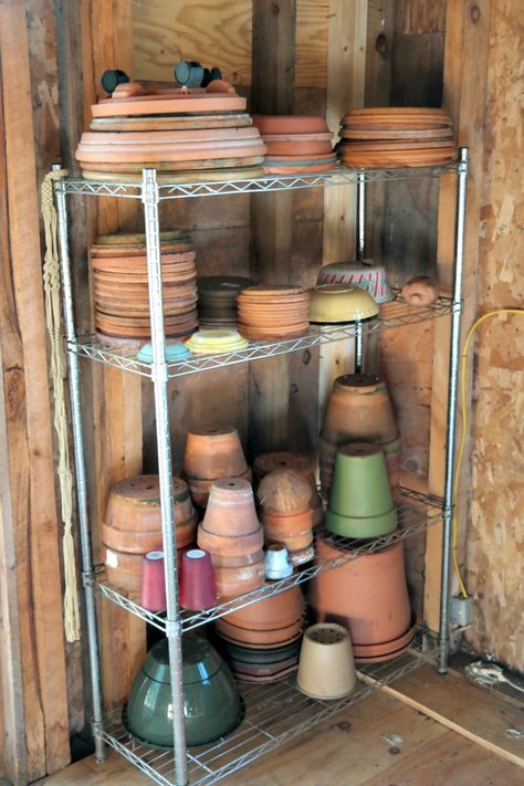 Garden Supply Storage Ideas, Garden Stake Storage, Organize Garden Supplies, Organizing Garden Supplies, Tray Garden Ideas, Flower Pot Storage Ideas, Gardening Shed Organization, Garden Supply Organization, Gardening Supplies Organization