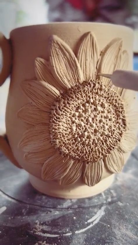 Sunflower Bowl Pottery, Sunflower Ceramics Pottery, Clay Slab Projects, Witchy Ceramics, Sunflower Ceramics, Pottery Project Ideas, Ceramic Vase Ideas, Sunflower Pottery, Pottery Sunflower