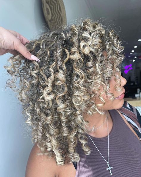 Urban Bloom Curls on Instagram: “Winter curls in full effect! Blonde and Poppin! ❄️✨😍 Curlyage and curly cut by @curlssbyylexx #curls #curlyhair #curlygirlmethod…” Hair Color Curly, Grey Haircuts, Curly Highlights, Curly Cut, Curly Color, Shoulder Length Curly Hair, Curly Styles, Grey Hair Inspiration, Gray Hair Cuts