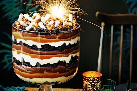 Jamie Oliver's take on the festive trifle is an epic jam of chocolate mousse, marshmallow, brownie, cream and popcorn. Christmas Chaos, Trifle Dish, Chocolate Trifle, Jamie Oliver Recipes, Trifle Recipe, Christmas Dessert, Christmas Food Desserts, Ultimate Christmas, Christmas Pudding