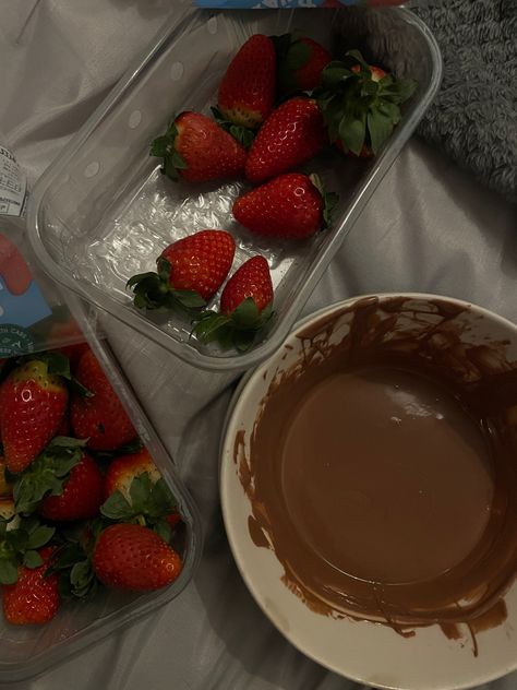 Strawberries With Chocolate Aesthetic, Strawberrys With Chocolate Aesthetic, Strawberry Chocolate Dipped Aesthetic, Chocolate Dipped Strawberries Aesthetic, Strawberries And Chocolate Aesthetic, Strawberry And Chocolate Aesthetic, Melted Chocolate Aesthetic, Aesthetic Chocolate Covered Strawberries, Chocolate Strawberry Aesthetic