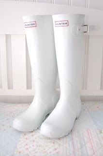 White Rain Boots. #Hunter Pantone Neutrals, White Wellies, White Rain Boots, Fall Leather Jacket, Rain Boots For Women, Wellies Rain Boots, Hunter Wellies, Long Rain Coat, Boating Outfit