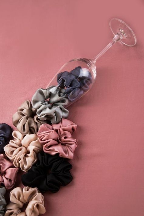 Pola Macrame, Diy Hair Scrunchies, Scrunchie Styles, Diy Hair Accessories Ribbon, Night Hairstyles, Hair Tie Accessories, Scrunchies Diy, Handmade Scrunchie, Silk Scrunchies