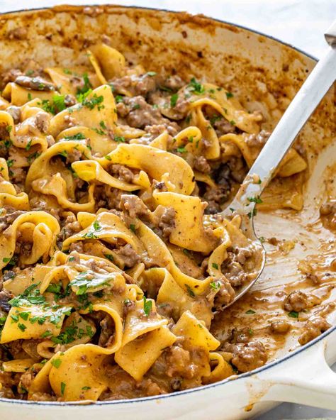 One Pot Beef Stroganoff is a simple weeknight meal. With mushrooms and beef in a creamy rich sauce with egg noodles, this dreamy dish is packed full of flavor and yumminess. #beefstroganoff #onepot #recipe One Pot Beef And Noodles, Beef Noodle Skillet, Braiser Recipes, One Pot Beef Stroganoff, Recipes Under 400 Calories, Clean Eating Dinner Recipes, Easy Comfort Food Dinners, Ground Beef Pasta, Swiss Steak