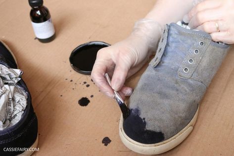 Dye Canvas Shoes, Spray Paint Shoes, Best Paint Brand, Dye Shoes, Sharpie Colors, Boots Diy, How To Dye Shoes, Custom Painted Shoes, Paint Acrylic