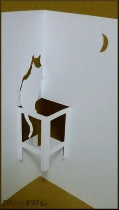 Bonjour à tous, un nouveau modèle de chat assis sur une table sous le clair de lune. Vous trouverez le gabarit ici en format PDF. Bonne créa à tous!! Kirigami Templates, Pop Up Christmas Cards, Origami Dragon, Origami And Kirigami, Pop Up Art, Paper Pop, Card Making Crafts, Shaped Cards, 3d Paper Crafts