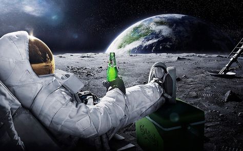 astronaut sitting on moon wallpaper, astronaut holding glass bottle with green liquid sitting on chair out in the galaxy #space #astronaut #beer #Moon #Earth #advertisements #stars #relaxation #Carlsberg #planet #alcohol #brands #1080P #wallpaper #hdwallpaper #desktop Photographie New York, 4k Desktop Wallpapers, 컴퓨터 배경화면, Pc Desktop Wallpaper, Hd Wallpapers For Pc, Pc Photo, Wallpaper Notebook, Astronaut Wallpaper, Cool Desktop