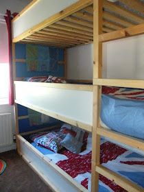 Triple bunk bed Ikea hack - I think we have a winner for our girls! Triple Bunk Beds Plans, Kids Triple Bunk Beds, Bunk Bed Safety, Cama Ikea, Bunk Bed Plans, Triple Bunk Beds, Ikea Kura Bed, Kura Bed, Ikea Kura