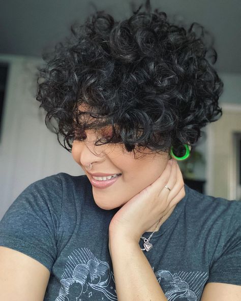 Short Curly Hairstyles: Curly Pixie. A cropped 'do with voluminous curls. Click through for 18 short curly hairstyles. #shortcurlyhairstyles #shorthair #curlyhair #naturalhair IG: @itsme_jessicaaah Cabelo Plus Size, Short Haircuts For Curly Hair, Curly Pixie Haircuts, Short Red Hair, Short Curly Hairstyles, Short Dark Hair, Curly Hair Types, Curly Pixie, Short Curly Haircuts